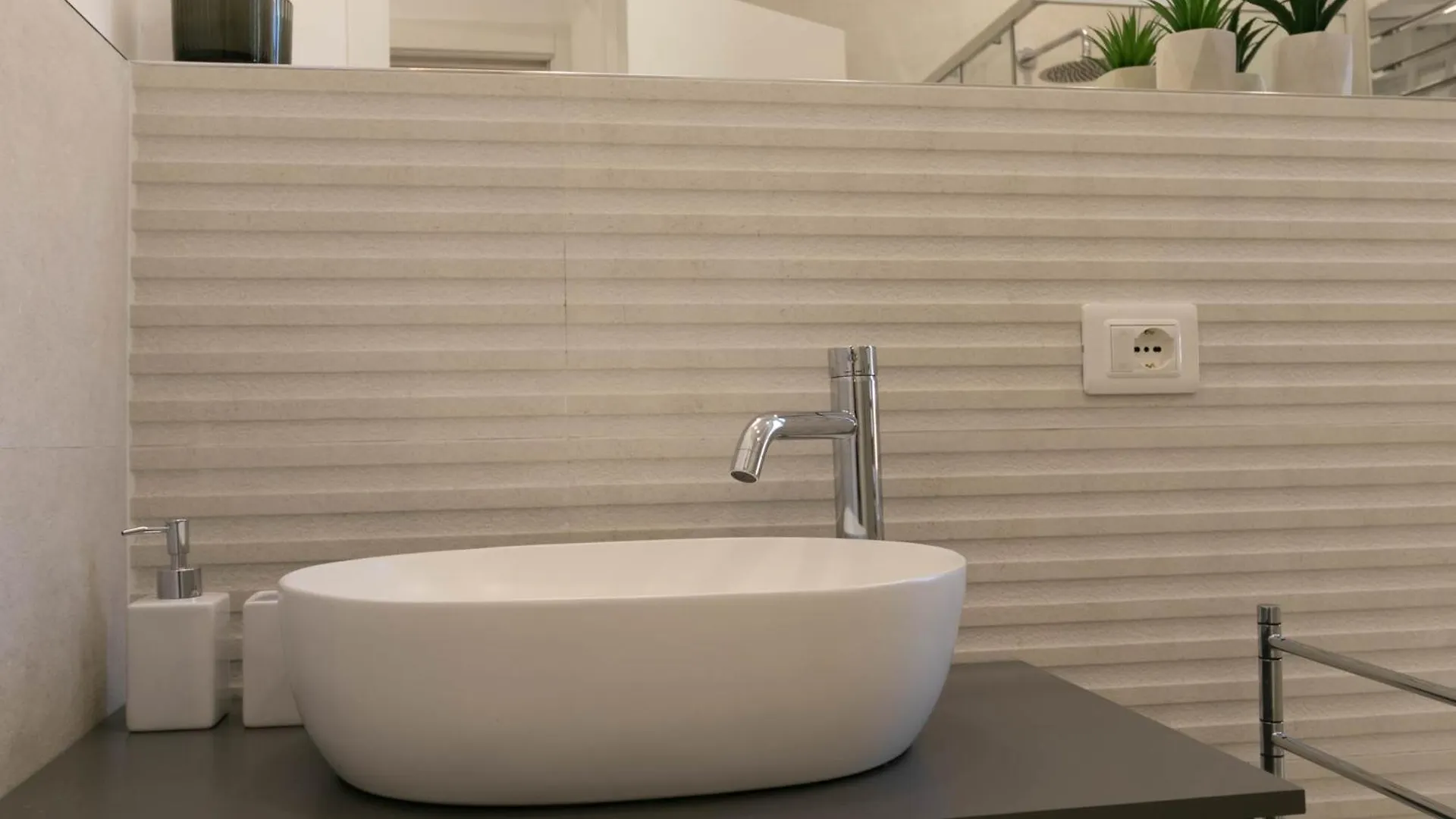 Welcomely - Lake River Apartment Lecco