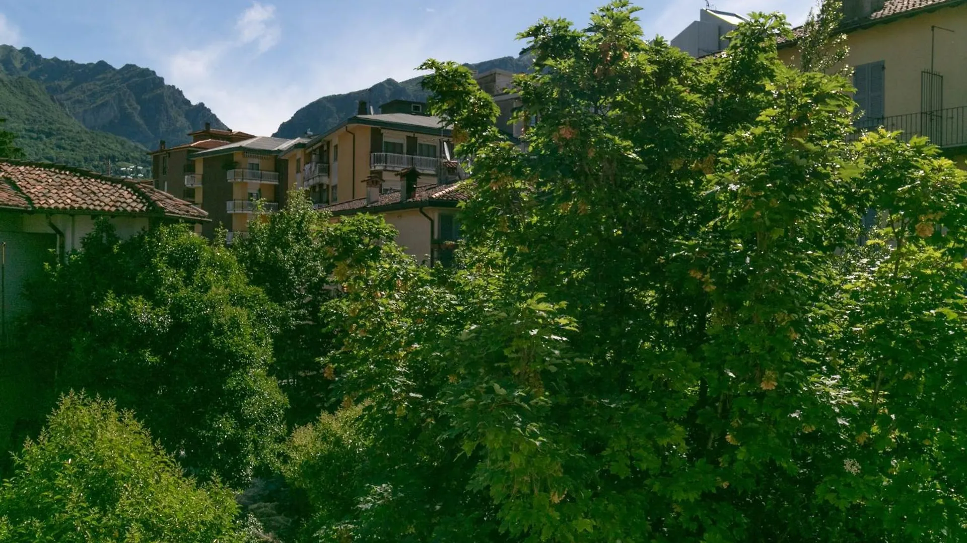 Welcomely - Lake River Apartment Lecco